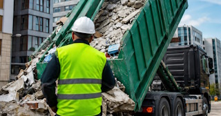 Вывоз строительного мусора в Мариинске: услуги лицензированной компании — ПроМусор